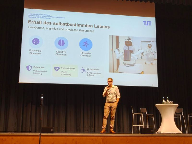 Prof. Dr. Alexander König, Lehrstuhlinhaber für Robotik und Systemintelligenz an der Technischen Universität München, zeigt die Verbindungen zwischen Mensch und Roboter auf und gibt Einblicke in den aktuellen Stand von KI und Robotik, die abweichenden Erwartungshaltungen und tatsächliche Einsatzszenarien. (Bild: © Serina Sonsalla)