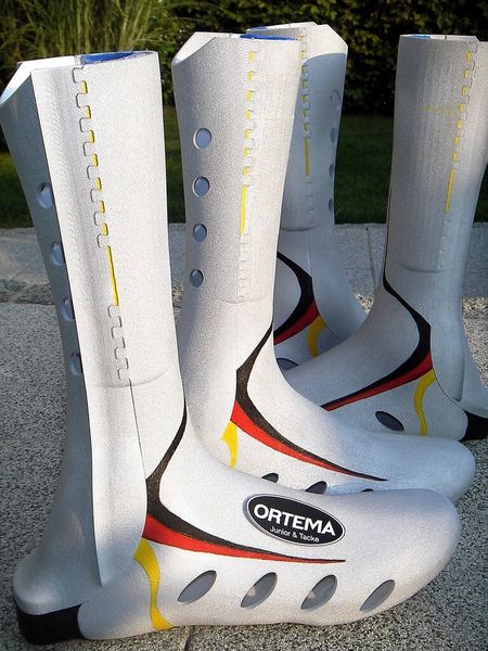 Keine Massenprodukte sind hingegen diese Orthesen. Sie sind im Laser-Sinterverfahren aus Polyamid via CAD-Daten gefertigt worden. (Bild: Ortema)