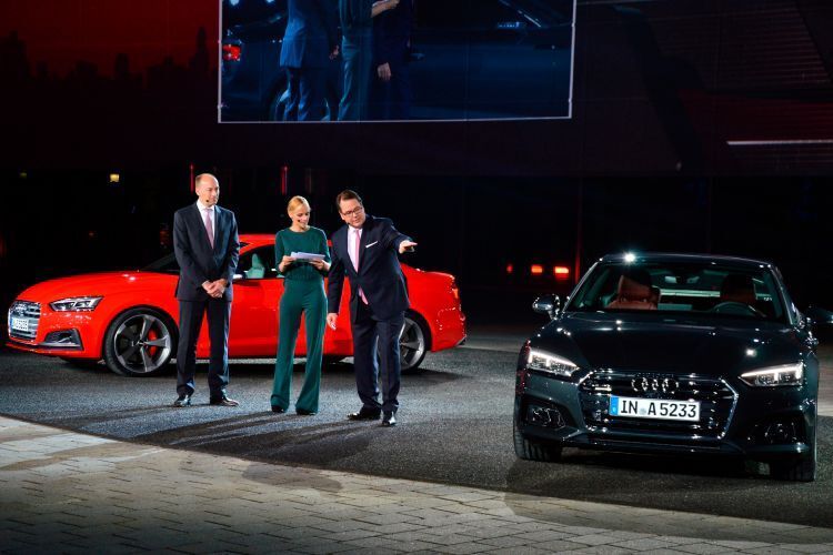 Dann gab es einen ersten Blick auf das neue Modell: Audi-Vertriebsvorstand Dietmar Voggenreiter (r.) erläuterte wichtige gestalterische und technische Neuerungen. (Achter / »kfz-betrieb«)