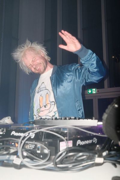 Beim Abendevent sorgte ein DJ für gute Stimmung. (Bild: Shopware)