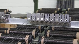 Die Herstellung gewebter Halbzeuge zur Bauteilverstärkung profitiert von der zunehmenden Vielfalt entsprechender Garne am Markt. Inzwischen werden damit dreidimensionale Verstärkungstextilien gewebt. (Bild: vom Baur)