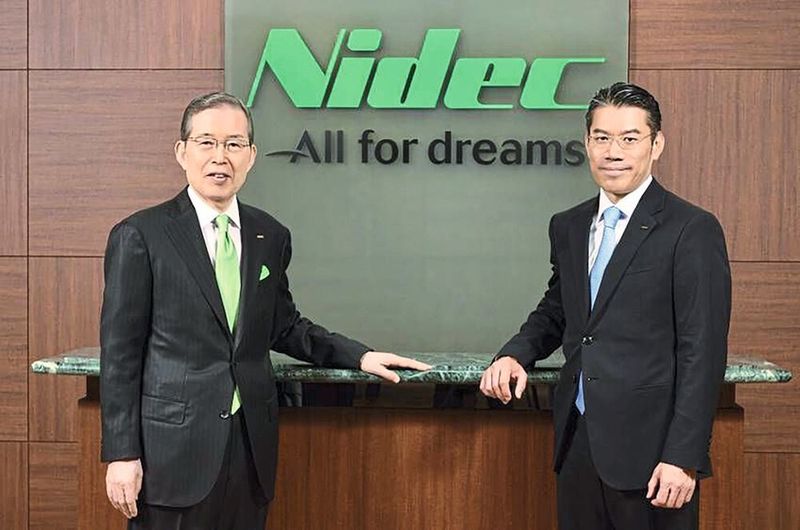 Hiroyuki Yoshimoto (rechts) ist der erste, der nach dem Firmengründer Shigenobu Nagamori, das Amt des Nidec-Präsidenten übernimmt. (Nidec)