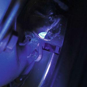 Mit einer handelsüblichen UV-Lampe macht man den UV-Lack sichtbar, der mit zahlreichen, winzig kleinen „Microdots“ versetzt ist und es so ermöglicht, einzelne Fahrzeugteile zu kodieren.(Bild:  Dominsky – VCG)