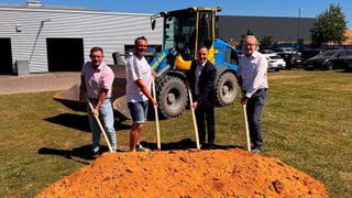 Spatenstich für das erweiterte Gebrauchtwagen-Areal der Jürgens-Gruppe in Erndtebrück: (v. l.) Eckehard Hof und Jan Hedrich (beide Berge-Bau), Mentor Hajdari (Geschäftsführer Jürgens-Gruppe) und Klaus Löcker (Betriebsleiter Standort Erndtebrück).  (Bild: Jürgens-Gruppe)