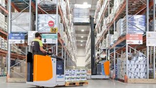 Im EU-geförderten Projekt „HyLIFT-EUROPE“ lieferte Still 137 mit Brennstoffzellen betriebene Lagertechnikgeräte an Carrefour Supply Chain, die Logistiktochter des französischen Einzelhändlers. (Still)