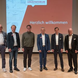 Von links: Volker Johannhörster (Sprecher der Regionalgruppe Westfalen der Bundesvereinigung Logistik BVL e. V.), Dr.-Ing. Marco Plaß (Teamleiter bei der Team GmbH), Prof. Dr. Rüdiger Kabst (Fakultät für Wirtschaftswissenschaft, Universität Paderborn), Michael Baranowski (Geschäftsführer Team GmbH), Univ.-Prof. Dr. habil. Dr. h. c. Michael Henke (Fraunhofer IML, und der Moderator des Team-Logistikforums, Michael Schrüfer.(Bild:  Team)
