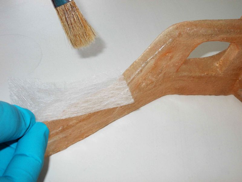 Der Laminierprozess erfolgt mit einem Polyestermaterial, das durch ein Glasfasergewebe verstärkt wird. (Bild: Voxeljet)