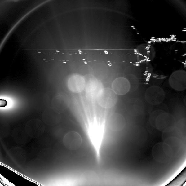 Der Lander Philae hat dieses Bild der Raumsonde kurz nach der erfolgreichen Abtrennung von ihr aus etwa 10 m Abstand aufgenommen. (Bild: ESA)