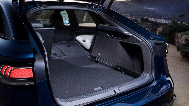 Mit 532 Litern bietet der der ID 7 viel Platz für Gepäck. Die Rückenlehnen lassen sich getrennt umlegen und erweitern bei Bedarf das Ladevolumen auf bis zu 1.586 Liter. (Bild: VW)