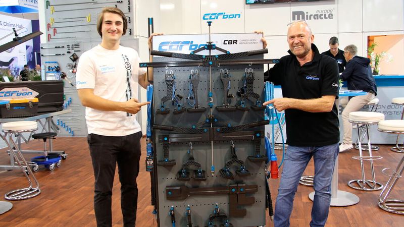 Der Carbon-Geschäftsführer Sigi Müller (rechts) hat zur automechanika ein CBR-System im Wert von 15.000 Euro zur Verlosung bereitgestellt. In einer Kooperation mit dem jüngsten DTM-Fahrer Ben Dürr will der Unternehmer junge Menschen dazu motivieren, eine Ausbildung in einem Handwerksberuf in der Unfallinstandsetzung zu beginnen. (Bild: Jürgen Klasing)