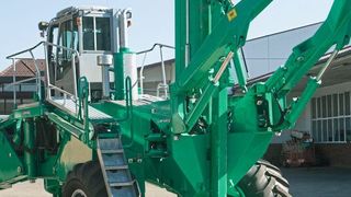 Die Walter Föckersperger GmbH setzt für den Klappmechanismus der Leitern an ihren Verlegesysteme elektrische Antriebe ein, weil der Montageaufwand deutlich geringer ist.  (Linak )