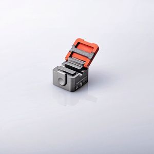 Der neue Durchflusssensor Sonoflow CO.55 V3.0 mit geöffnetem Deckel und sichtbarem Messkanal 