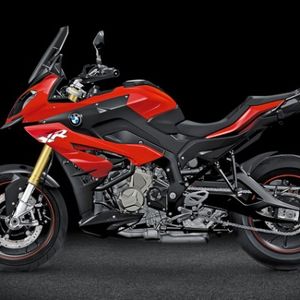 Red Dot Award 2015 - BMW S 1000 XR: Die BMW S 1000 XR ist ein Motorrad aus dem Segment Adventure Sport. In ihr vereinen sich Elemente aus dem GS-Bereich wie die Flyline, der angedeutete Schnabel und die relativ langen Federwege mit Elementen aus dem Tourensegment, wie die aerodynamisch ausgefeilte Frontverkleidung und das intelligente Stauraumkonzept. Elemente wie das Split-Face und die asymmetrischen Seitenverkleidungsteile wiederum stammen aus dem Supersport-Segment. Diese neuartige Kombination kommuniziert die vielfältigen Einsatzmöglichkeiten der Maschine und verbindet Emotion und Funktion. (Bild:  Red Dot)