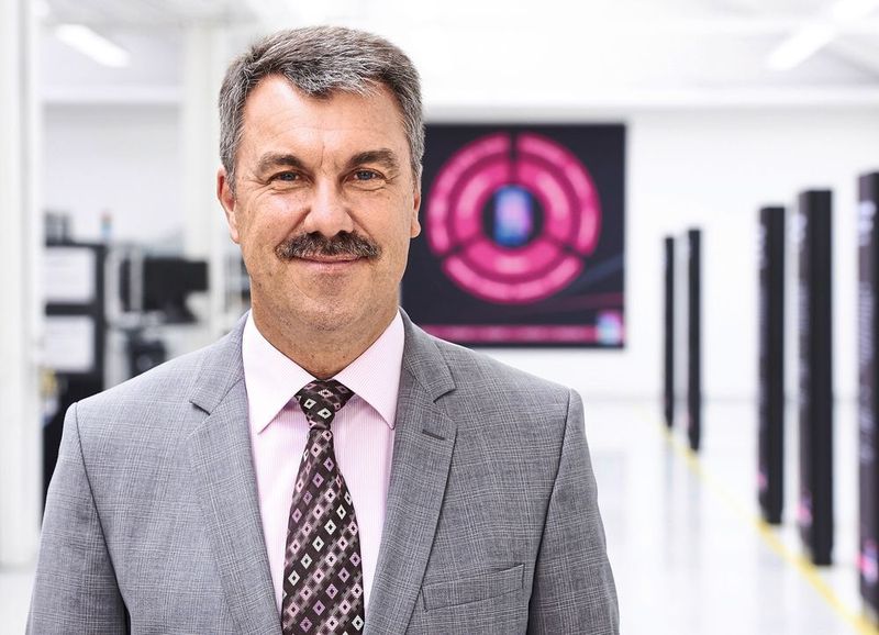 Heinz-Josef Schmitz, Leiter Schaltanlagenproduktion & technische Dienste der Blumenbecker Gruppe: „Am meisten überzeugt mich am VX25, dass man mit maximal zwei Werkzeugen den kompletten Schrank bearbeiten kann.“ (Rittal)