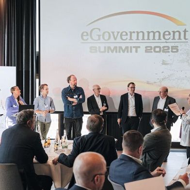 Roundtables bieten beim eGovernment Summit die Chance für vertiefende Diskussionen und den Austausch von Ideen. Bei mehreren spannenden Themen, die zunächst kurz vorgestellt werden, fällt die Entscheidung oft nicht leicht. (©Manuel Emme Fotografie)