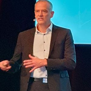 Sven Seintsch, Bilfinger, betonte die Vorzüge durch die verkürzte und einfachere Inbetriebnahme, auch den Kostenvergleich zu 4…20 mA-Lösungen muss Ethernet-APL nicht scheuen: „Warum soll ich bei gleichen Kosten in eine alte Technologie investieren?“(Bild:  Kempf/VCG)