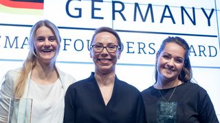 Die drei Preisträgerinnen (vlnr) Zarah Bruhn, Social-Bee; Xenia Scholl, TeleRetail; Michelle Skodowski, BOTfriends (Raum11 / Jan Zappner)