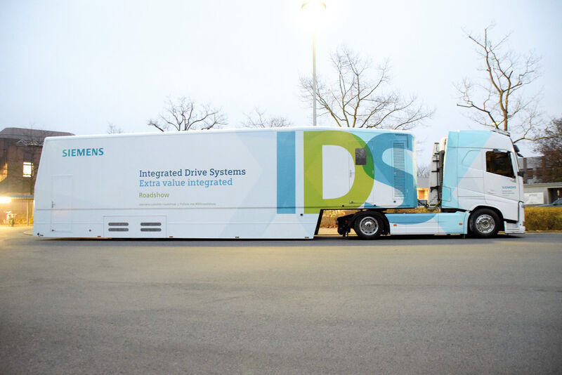 Der IDS Truck zeigt auf 65 m2 Ausstellungsfläche, wie integrierte Antriebssysteme von Siemens funktionieren. (Bilder: Siemens)