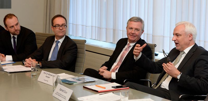 Freuen sich über Industrie 4.0-Kompetenz für kleine und mittlere Unternehmen: v.l. Dr.-Ing. Patrick Beaujean (geschäftsführender Oberingenieur am WZL Aachen und Geschäftsstellenleiter des Hubs Rheinland), Günter Korder (Geschäftsführer it's OWL und Vertreter Hub Ostwestfalenlippe), Prof. Michael ten Hompel (geschäftsführender Institutsleiter am Fraunhofer IML und Vertreter des Hubs Metropole Ruhr) und NRW-Wirtschaftsminister Garrelt Duin. (Bild: Roberto Pfeil)