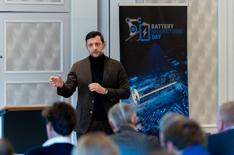 Ihm folgte Thorsten Reichling von der P3 Group. Er gab einen Überblick über die Herausforderungen bei der Industrialisierung von Lithium-Ionen-Batterien in der Automobilindustrie. (Bild: Dominik Böhm - Fotokumpel)