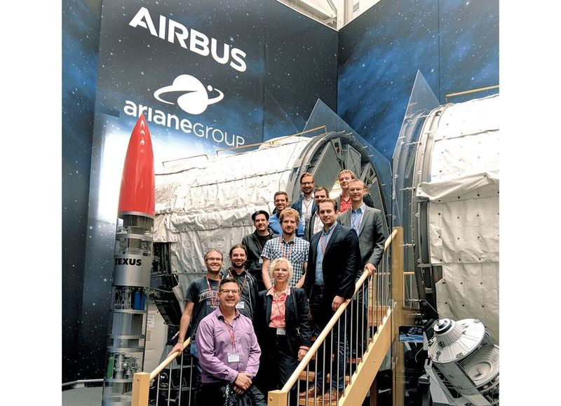 Beim Statustreffen des Forschungsprojekts AcRoSS im August 2018 erhielten Vertreter des BMWi und des Projektträgers DLR Einblicke in die geplante Nutzung von AR bei der Ariane Group. (Fraunhofer IEM)