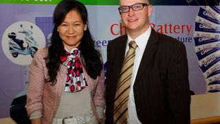 Wollen den europäischen Markt gemeinsam mit qualitativ hochwertigen chinesischen Lithium-Ionen-Zellen versorgen (v.l.): Winnie Yan, General Manager International Sales Department bei Cham Battery  und Timo Stegmann, Cham-Linemanager beim BMZ Batterien-Montage-Zentrum (Archiv: Vogel Business Media)
