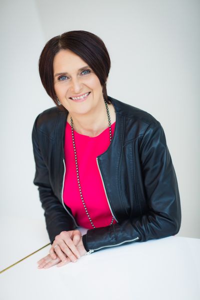 „Zusammenarbeit wird größer gedacht, nicht nur über Teams, Abteilungen und Standorte hinweg. Unternehmen machen ihre Kunden und sogar andere Unternehmen zu Partnern. Wer meint er könnte als Einzelkämpfer überleben, wird dabei auf der Strecke bleiben. Raus aus dem Silo, raus aus der Einzelanstrengung und rein ins neue WIR im Business. Das gilt für jeden Mitarbeiter, jede Führungskraft und jedes Unternehmen.“  Ulrike Stahl, Professional Speaker, Beraterin und Kooperationsbotschafterin (Bild: Kersti Niglas)