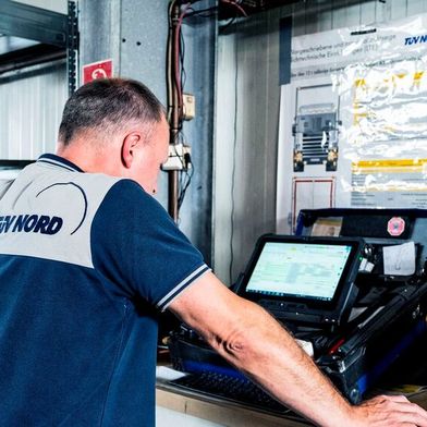 Die Daten zur Hauptuntersuchung (HU) bleiben vorerst nur auf Papier verfügbar. Den geplanten Schritt zur Digitalisierung – das Ablesen der Daten per QR-Code – hat das Bundesverkehrsministerium verschoben. (Bild: ProMotor)