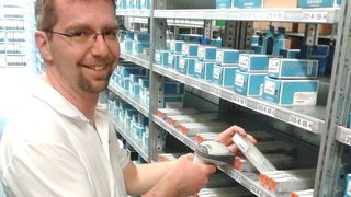 Michael Ries, Lagerleiter bei Korloy Europe, zur Erweiterung der Lagerkapazitäten: „Wir wollen unsere hohe Lieferbereitschaft von 24 Stunden auch bei steigender Nachfrage sicherstellen.“ (Bild: Korloy)