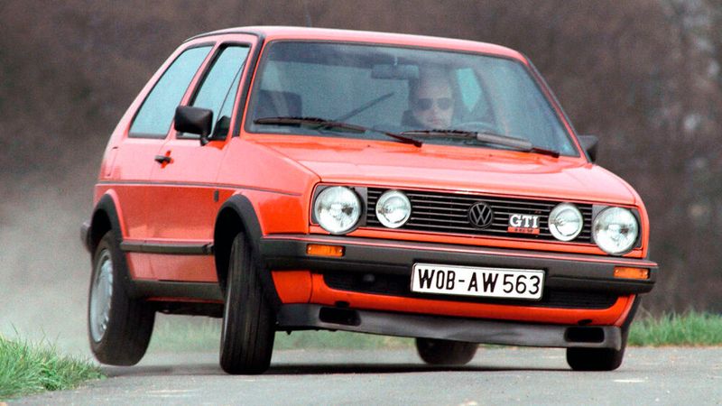 Ab Januar 1984 wurde der Golf GTI der zweiten Generation angeboten, mit der auch erstmals eine größere Auswahl an Motoren einherging. Anfangs war nur der aus dem alten Modell bekannte 82 kW (112 PS) starke 1,8-Liter-Motor mit acht Ventilen im GTI lieferbar. Ab März 1986 zusätzlich der neue 1,8-Liter-16V-Motor mit Vierventiltechnik und 102 kW (139 PS) Leistung sowie 168 Nm Drehmoment. Im Februar 1987 wurde der 16V-Motor mit Katalysator und 95 kW (129 PS) vorgestellt, eine Katalysatorversion des 82-kW-(112-PS)-Motors kam im Januar 1987 mit nun 79 kW (107 PS) auf den Markt.  (Bild: Volkswagen AG)
