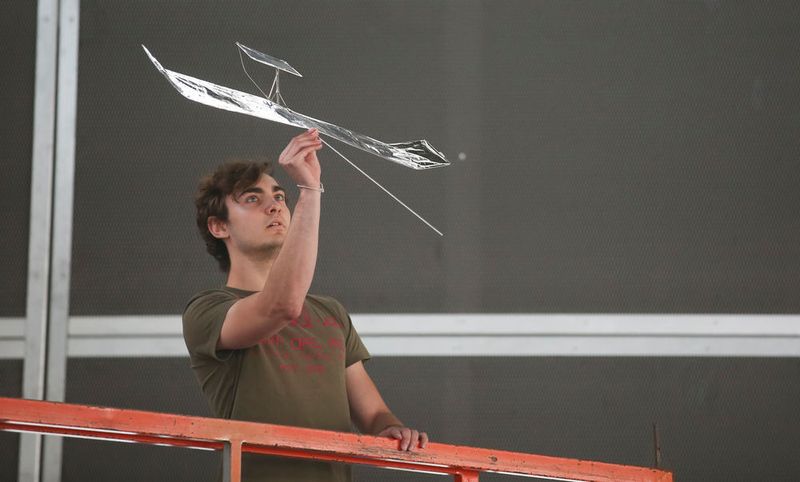 Rund 50 Studenten von fünf deutschen Universitäten verwandelten die Messehallen der Messe Düsseldorf in einen ungewöhnlichen Flughangar. Beim internationalen Wettbewerbs „Stahl fliegt“ brachten sie die unterschiedlichsten Flugobjekte aus Stahl zum Fliegen.  (Messe Düsseldorf)