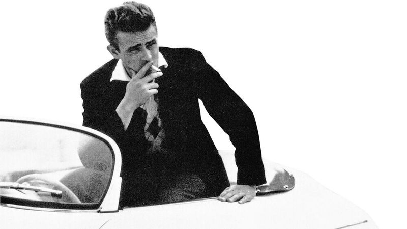 Beide waren bereits zu Lebzeiten äußerst populär: der 356 Speedster und der US-Schauspieler James Dean, ein eingefleischter Porsche-Fan. Als er seinen neuen 550 Spyder erwarb, wollte er ihn vor seinem ersten Renneinsatz sorgfältig einfahren. Auf den 320 Meilen von Hollywood nach Salinas passierte es dann am 30. Spetember 1955, kurz vor 18 Uhr: Ein abbiegender Autofahrer nahm Dean und seinem 550er mit der auflackierten Startnummer 130 und dem Kosenamen „Little Bastard“ die Vorfahrt. Dean war sofort tot, sein Beifahrer und Mechaniker, der Deutsche Rolf Wütherich, überlebte. (Bild: Porsche)