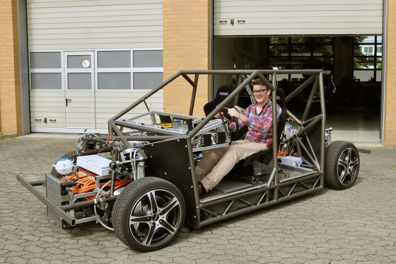 Torben Stolte, wissenschaftlicher Mitarbeiter am Institut für Regelungstechnik, am Steuer des Mobile-Forschungsfahrzeugs. (Bild: TU Braunschweig)