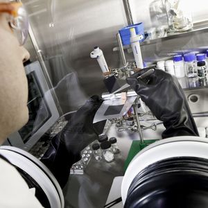 Chemielaborant Christian Saffert baut in einer Glove-box eine Lithium-Ionen-Testbatterie zusammen. Mit ihr werden verschiedene neuartige Kathodenmaterialien untersucht. 