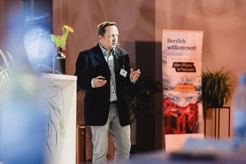 Impressionen der Fachtagung „Mehr Effizienz im Presswerk“ 2025 in Würzburg. (Bild: Stefan Bausewein)