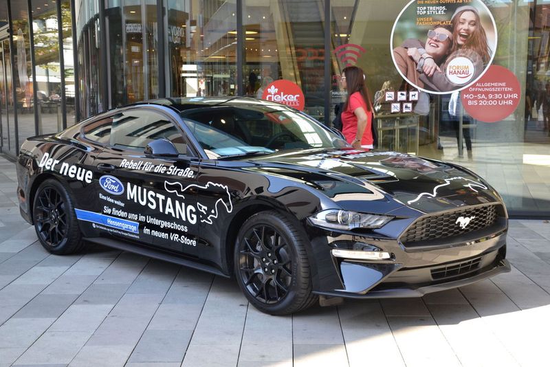 Vor dem Einkaufszentrum dient ein Ford Mustang als Eyecatcher. (Bild: Mauritz/»kfz-betrieb«)