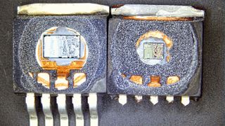 Texas Instruments LM2596: Der Schaltregler links ist das Original, rechts die Fälschung mit deutlich kleinerem Chip und geringerer Strombelastbarkeit.
 (HTV)