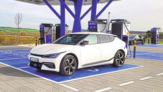 E-Autos sind laut einer Analyse des Umweltbundesamts Verbrennern in Sachen Klimafreundlichkeit überlegen. Es gibt jedoch noch Punkte, bei denen die Stromer schlechter abschneiden. (Bild: Wehner - Vogel Communications Group)