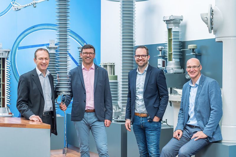 Immer mehr Bahnstrecken werden elektrifiziert. Oft sind aber die Brücken zu niedrig und Tunnel zu klein für die herkömmlichen Fahrleitungen, was hohe Kosten für Umbauten verursachen würde. Das Erfinderteam bestehend aus Axel Schmieder, Wolfgang Braun und Martin Altmann von Mobility sowie Thomas Koch von Gas and Power haben eine neue Ableitersystemlösung erfunden, die trotz geringerer Luftstrecken vor Blitzüberschlag schützt. Dadurch braucht es keine aufwändigen Umbauten beim Verlegen der neuen Stromleitungen. (Siemens/Chris Tille)