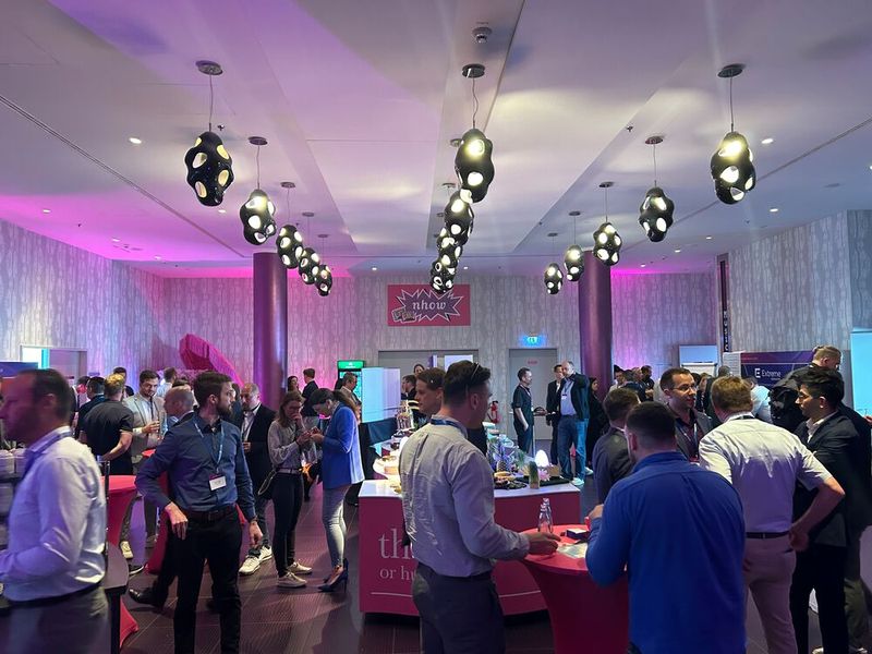 In einem der beiden Ausstellerräume kam es zu vielen interessanten Gesprächen. (Bild: Vogel IT-Medien)