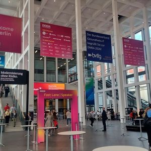 Gesprächsthema auf der DMEA war der Ausblick auf 2027: bvitg-Geschäftsführer und Veranstalter Sascha Raddatz sagte: „Mit Blick auf 2027 freuen wir uns darauf, die DMEA weiterzuentwickeln, neue Impulse zu setzen und ihre Rolle als führende Plattform der digitalen Gesundheit weiter auszubauen.“ (Bild:  @ Serina Sonsalla)