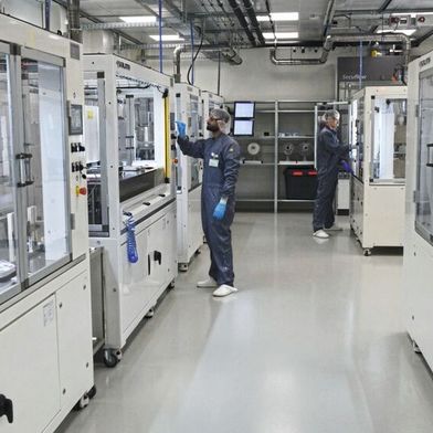 Halbautomatische Fertigungslinie für industrienahe Pouch-Zellen im Trockenraum des Fraunhofer ISE im Zentrum für Elektrische Energiespeicher.  (Bild: Fraunhofer ISE)
