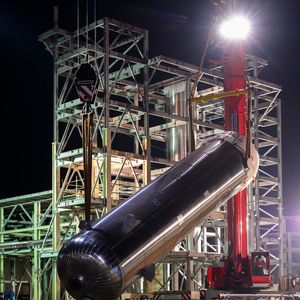 9 m lang, 2 m Durchmesser und 18 t schwer sind die Reaktionsbehälter für die neue Hydrieranlage am Standort der Haltermann Carless in Speyer.