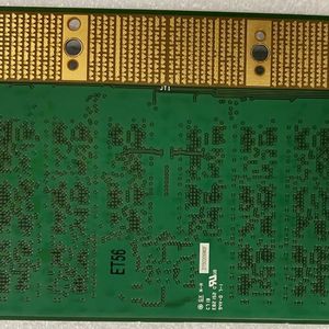 Rückseite eines 32 GByte-CAMM. Gut zu sehen ist das Kontaktfeld mit unterschiedlich großen Kontaktflächen sowie die Schraublöcher zur Befestigung des Moduls.  (Dell)