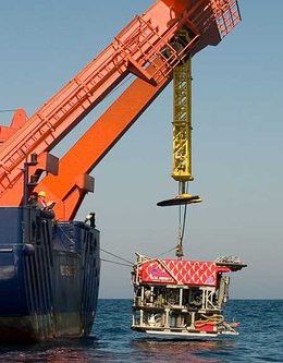 Der Tauchroboter Quest am Haken (Bild: MARUM − Zentrum für Marine Umweltwissenschaften, Universität Bremen)