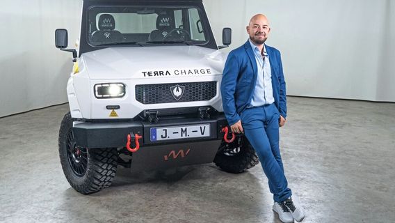 Benjamin Jakob vor seinem „Terra Charge“-Prototypen – das 5,20 Meter lange Mining-Fahrzeug kann als Pick-up mit Doppelkabine, zweitüriger Pritschenwagen oder als reiner Geländewagen geordert werden.  (Bild: JMV)