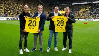 (v. l.) BVB-Geschäftsführer Carsten Cramer, Paul Rosier (Leiter Flottenmanagement Rosier-Gruppe), Rosier-Geschäftsführer Heinrich Rosier und BVB-Geschäftsführer Hans-Joachim Watzke am Sonntag beim Testspiel von Borussia Dortmund gegen Ajax Amsterdam.  (Bild: Borussia Dortmund)