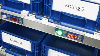 Basis des Kommissioniersystems Kit-to-Light ist ein mit Kleinteile-Behältern, einer Lichtanlage und einem kabelgebundenen Handscanner bestückter Kommissionierwagen, der über WLAN mit einem PC kommuniziert. Bild: Logsol (Archiv: Vogel Business Media)
