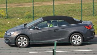 Zum zweiten Mal schon erweitert Opel einen Takata-Rückruf, der verschiedene Baureihen und Fahrzeuge mit Baujahren zwischen 2005 und 2017 betrifft.  (Bild: Opel Cascada / Charles / CC BY-SA 2.0 / flickr.com)