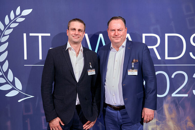 Andreas Scholl (links) und Jürgen Bauer von SAP sind für die IT-Awards 2023 aus Hamburg nach Augsburg angereist.  (Bild: krassevideos.de / VIT)
